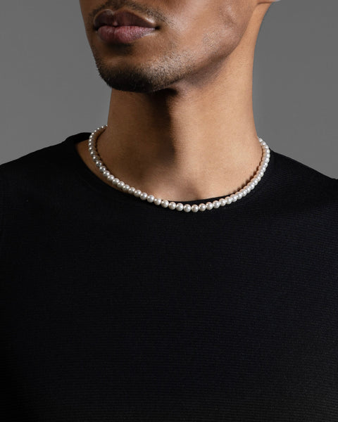 Var men's necklace by Five Jwlry, designed with white glass pearls complemented by a silver stainless steel buckle. Available in sizes 45cm and 50cm. Crafted from water-resistant 316L stainless steel. Hypoallergenic with a 2-year warranty.