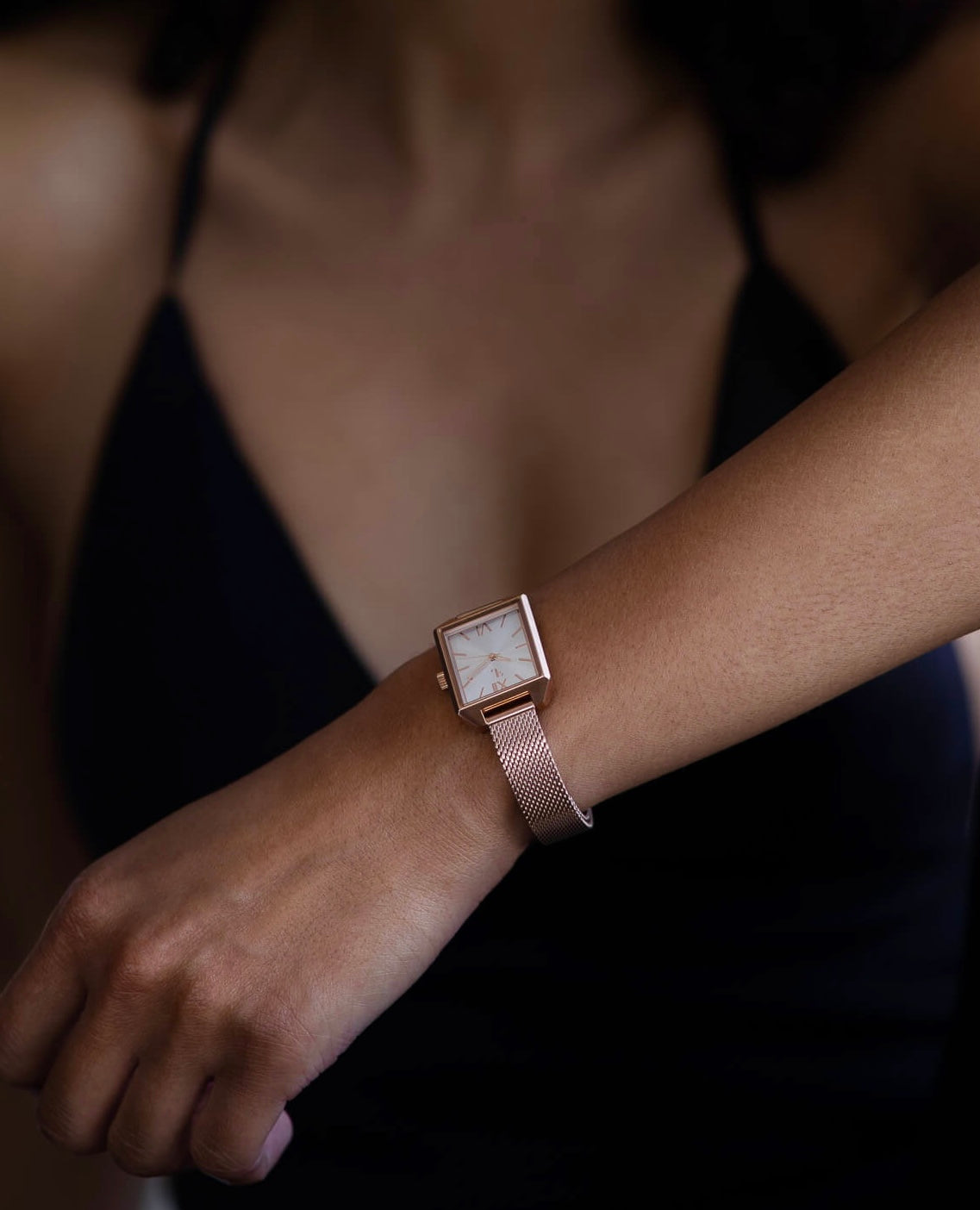 Rosedale designed by Five Jwlry. Discover a square watch for women made of a small silver dial, a case and rose gold hands. It is fitted with a mesh bracelet for absolute comfort!
