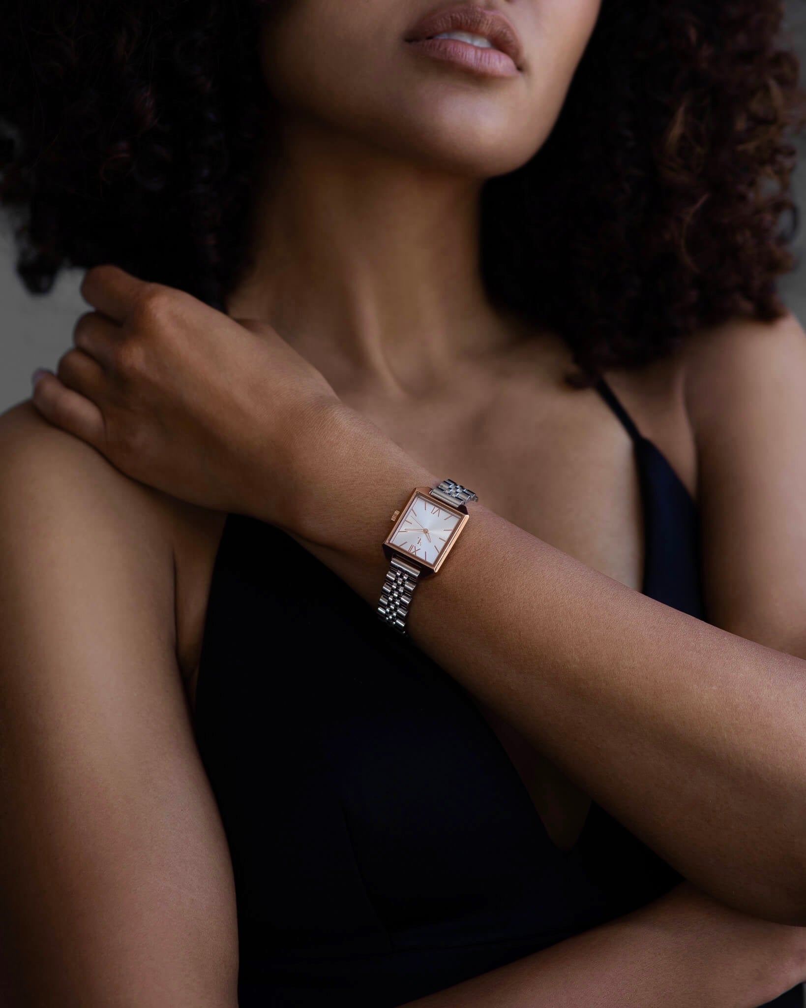 Rosedale designed by Five Jwlry. Discover a square watch for women made of a small silver dial, a case and rose gold hands.