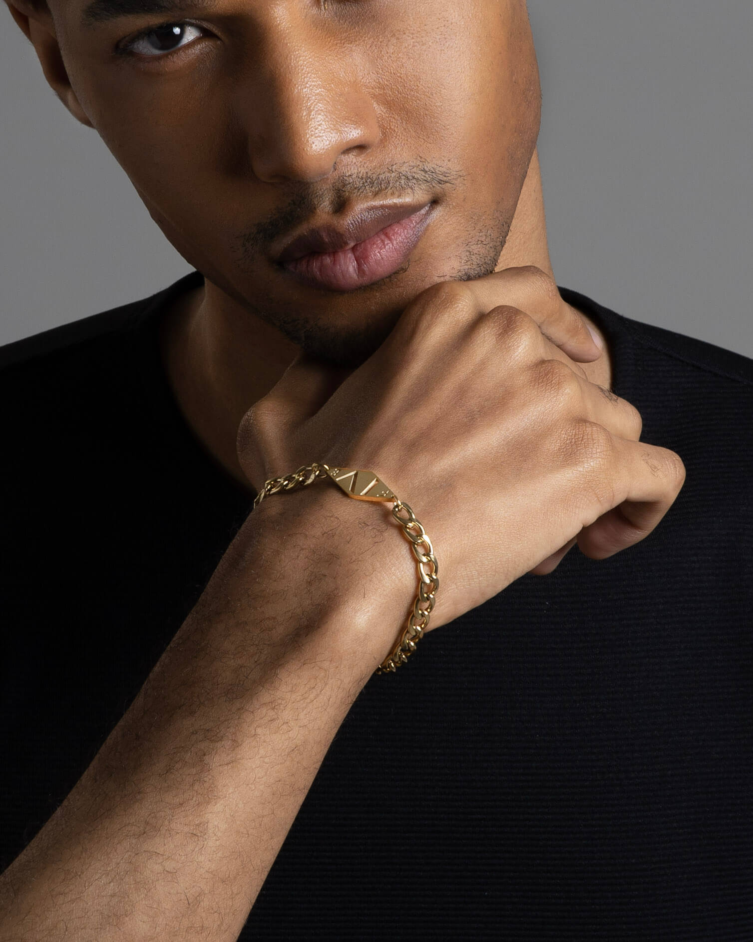 Dal bracelet by Five Jwlry for men, uniquely designed in Montreal, showcasing a wide woven Cuban link chain in silver color, adorned with the brand's signature lozenge logo tag