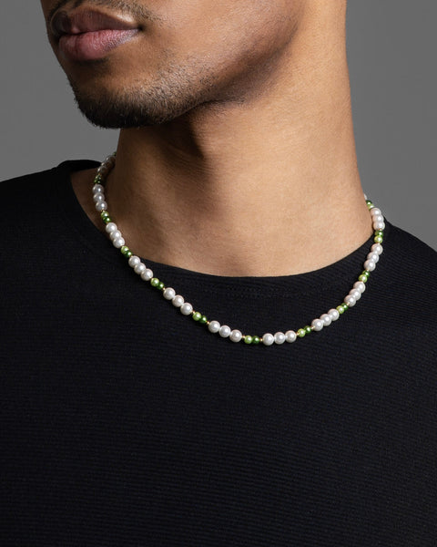 Men wearing the FIVE JWLRY pearls necklace made with 2 shades of green glass beads and white pearls, crafted with natural shell. 45cm + 5cm extension, 14k gold rollo chain for adjustment. Fashion accessory, statement jewelry. Designed in Montreal, Canada.