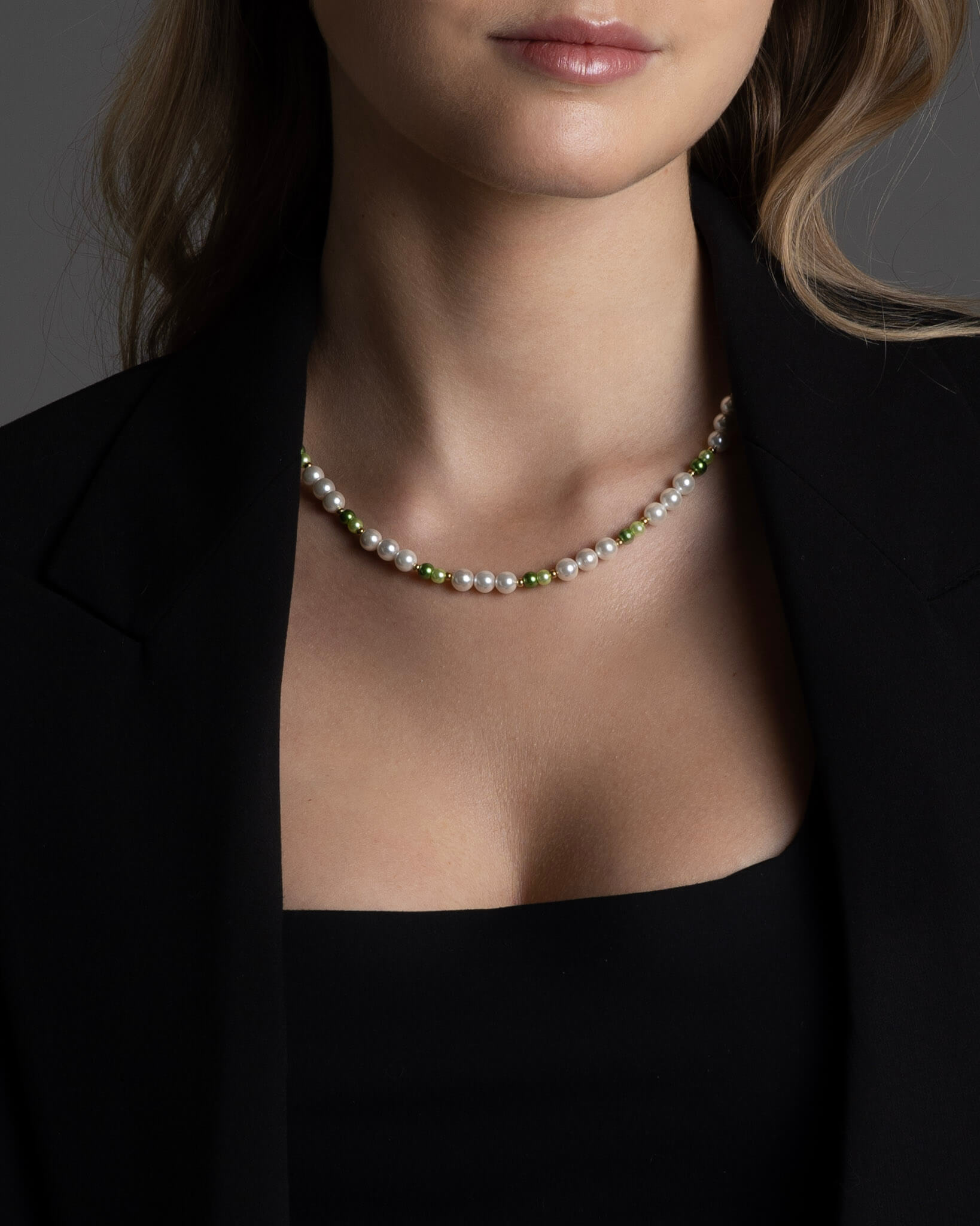 Women wearing the FIVE JWLRY pearls necklace made with 2 shades of green glass beads and white pearls, crafted with natural shell. 45cm + 5cm extension, 14k gold rollo chain for adjustment. Fashion accessory, statement jewelry. Designed in Montreal, Canada.