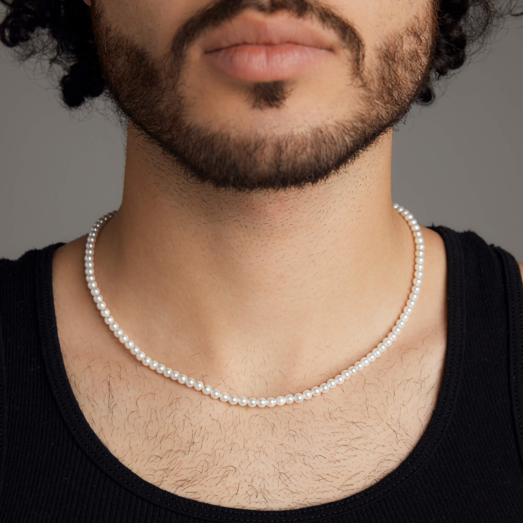 Baby Var men's necklace by Five Jwlry, designed with 4mm white glass bead pearls complemented by a silver or gold stainless steel buckle. Adjustable in size from 37cm to 42cm with a 5cm extension. Crafted from water-resistant 316L stainless steel. Hypoallergenic with a 2-year warranty.