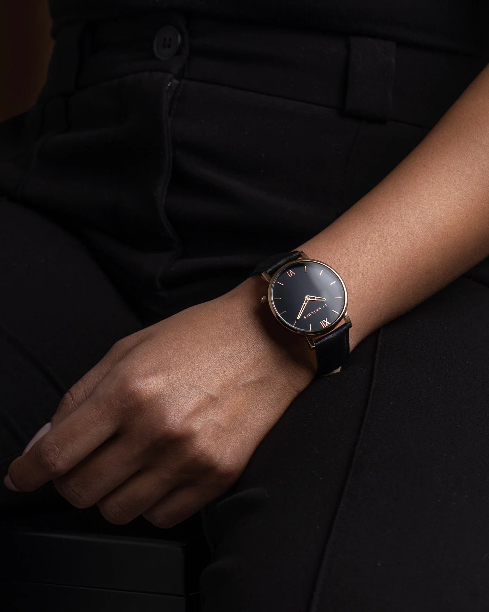 Discover the Golden Moon set, a 36mm men and women watch from Five Jwlry. Equipped with a minimalist black and rose gold dial. In this special edition, this watch comes with two leathers, one black leather and one brown. The perfect gift!