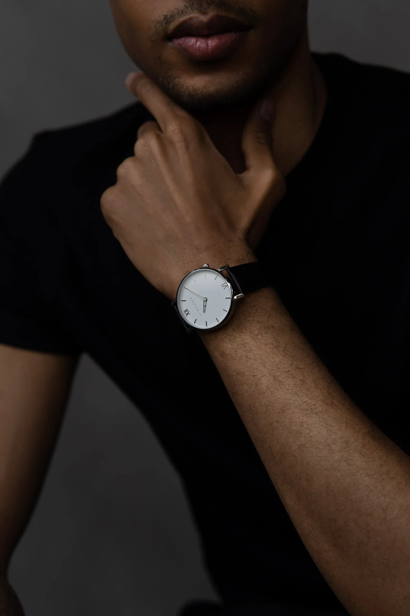 Discover the Silver sun set, a 42mm men's watch from Five Jwlry. Equipped with a minimalist white and silver dial. In this special edition, this watch comes with two leathers, one black leather and one brown. The perfect gift!