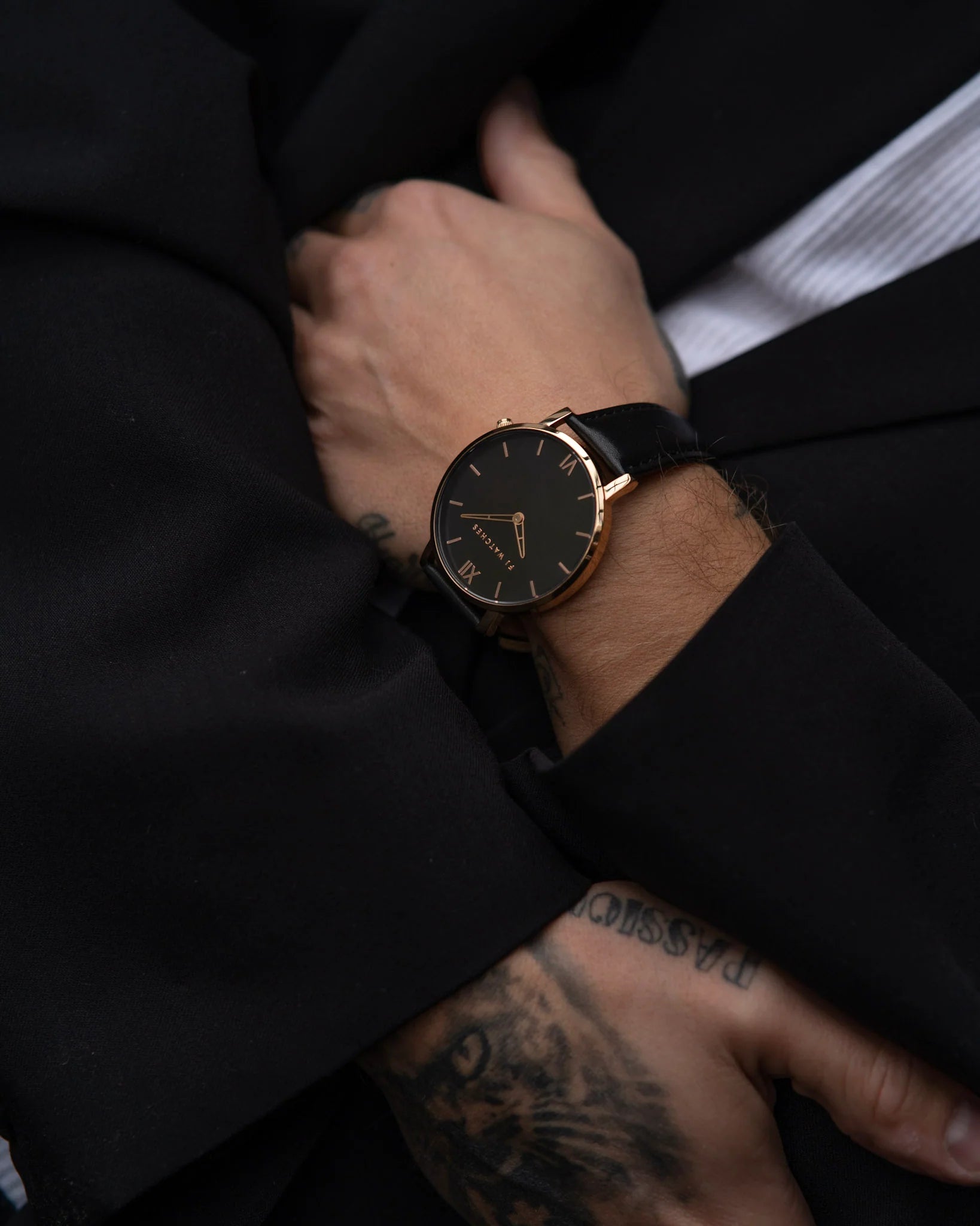 Discover the Golden Moon set, a 42mm men watch from Five Jwlry. Equipped with a minimalist black and rose gold dial. In this special edition, this watch comes with two leathers, one black leather and one brown. The perfect gift!