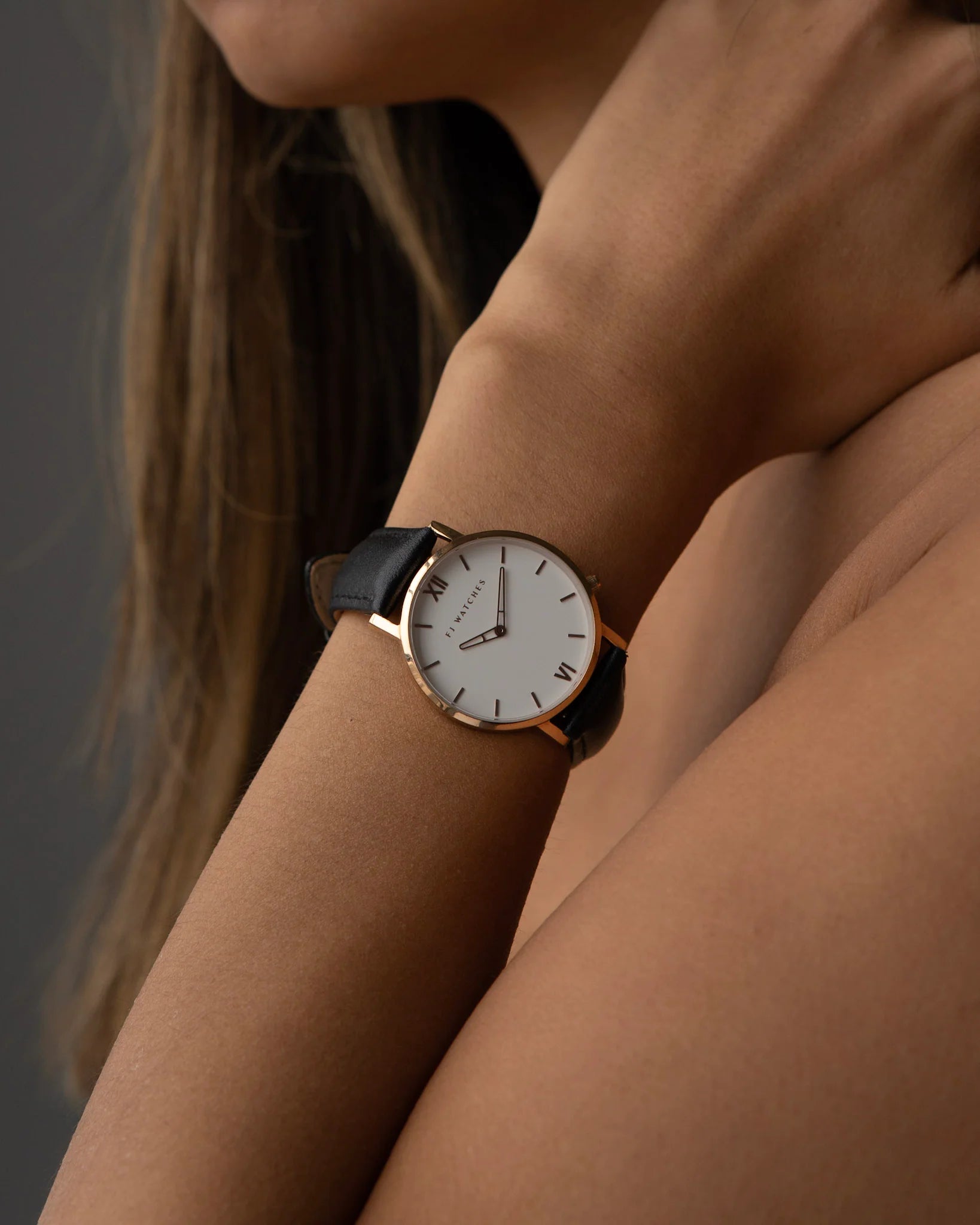 Discover the Golden Sun set, a 36mm men and women watch from Five Jwlry. Equipped with a minimalist white and rose gold dial. In this special edition, this watch comes with two leathers, one black leather and one white. The perfect gift!