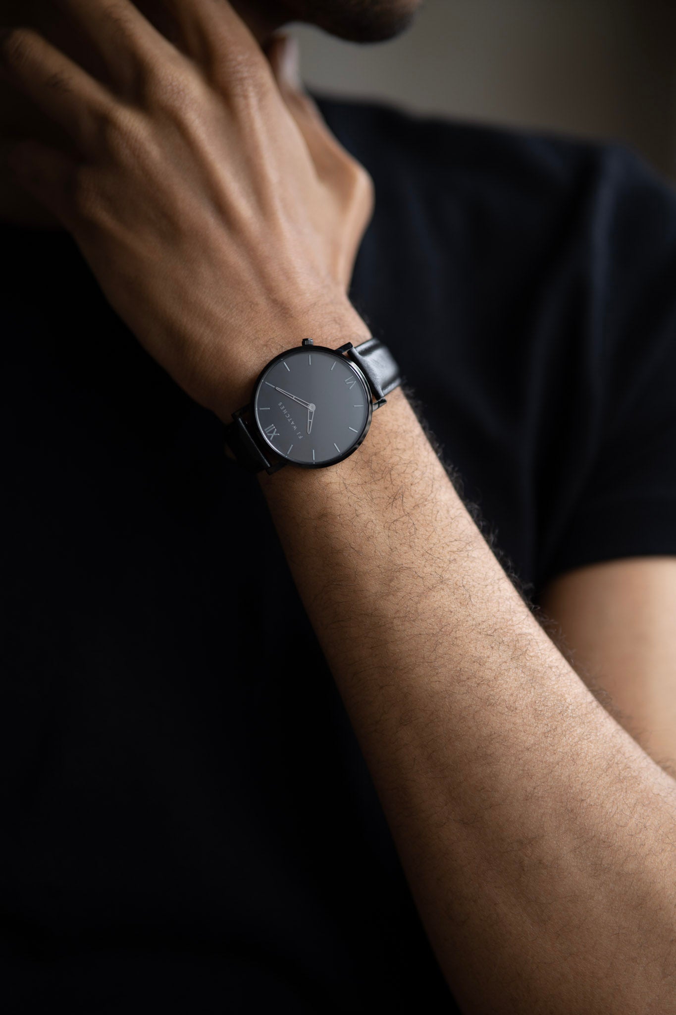 Discover Dark moon, a watch from Five Jwlry for men with an all-black 42 mm dial. This one is offered with a wide variety of leather colors, such as olive green, tan or black!