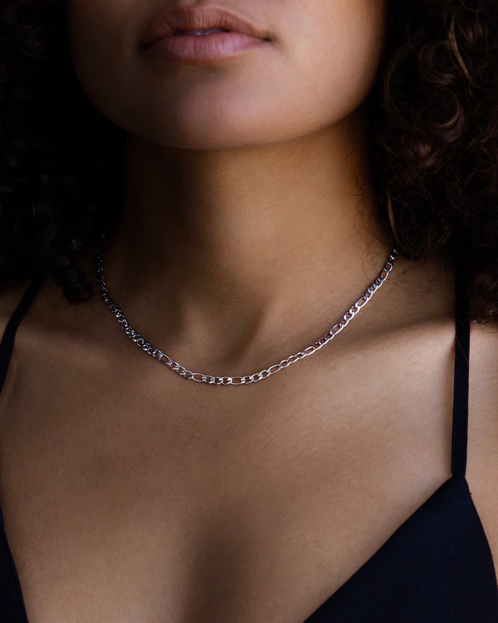 Valencia women's necklace by Five Jwlry, crafted from a 4mm figaro chain in silver-colored, water-resistant 316L stainless steel. Available in size 40cm with a 5cm extension. Hypoallergenic with a 2-year warranty.