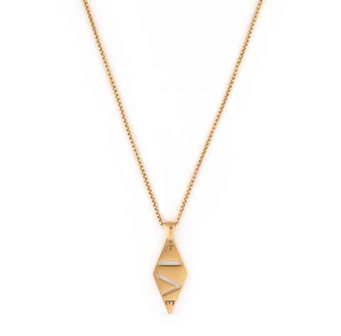 Nako men's necklace by Five Jwlry in 14k gold, featuring a 1.5mm round box chain paired with the brand's lozenge-shaped signature Five pendant. Available in sizes 50cm or 55cm. Crafted from water-resistant 316L stainless steel. Hypoallergenic with a 2-year warranty.