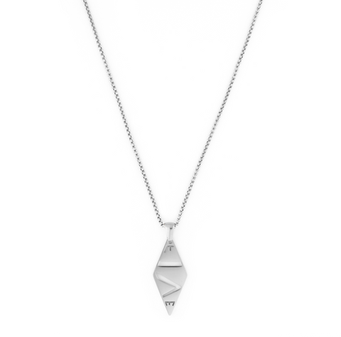 Nako men's necklace by Five Jwlry in silver, featuring a 1.5mm round box chain paired with the brand's lozenge-shaped signature Five pendant. Available in sizes 50cm or 55cm. Crafted from water-resistant 316L stainless steel. Hypoallergenic with a 2-year warranty.