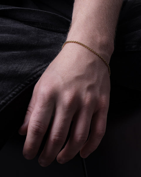Five Jwlry's men's bracelet, designed in Montreal, featuring a 2.5mm rounded box chain in 14k gold color, accentuated with the brand's signature logo tag.