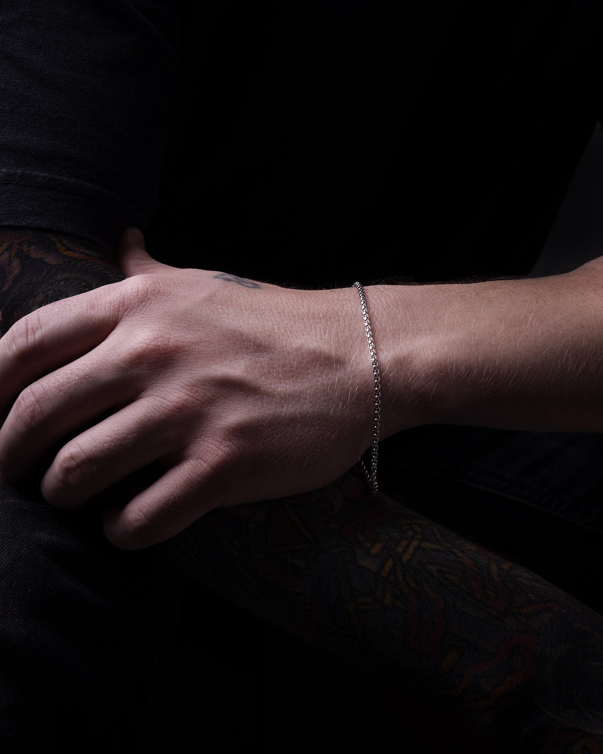 Five Jwlry's men's bracelet, designed in Montreal, featuring a 2.5mm rounded box chain in silver color, accentuated with the brand's signature logo tag.