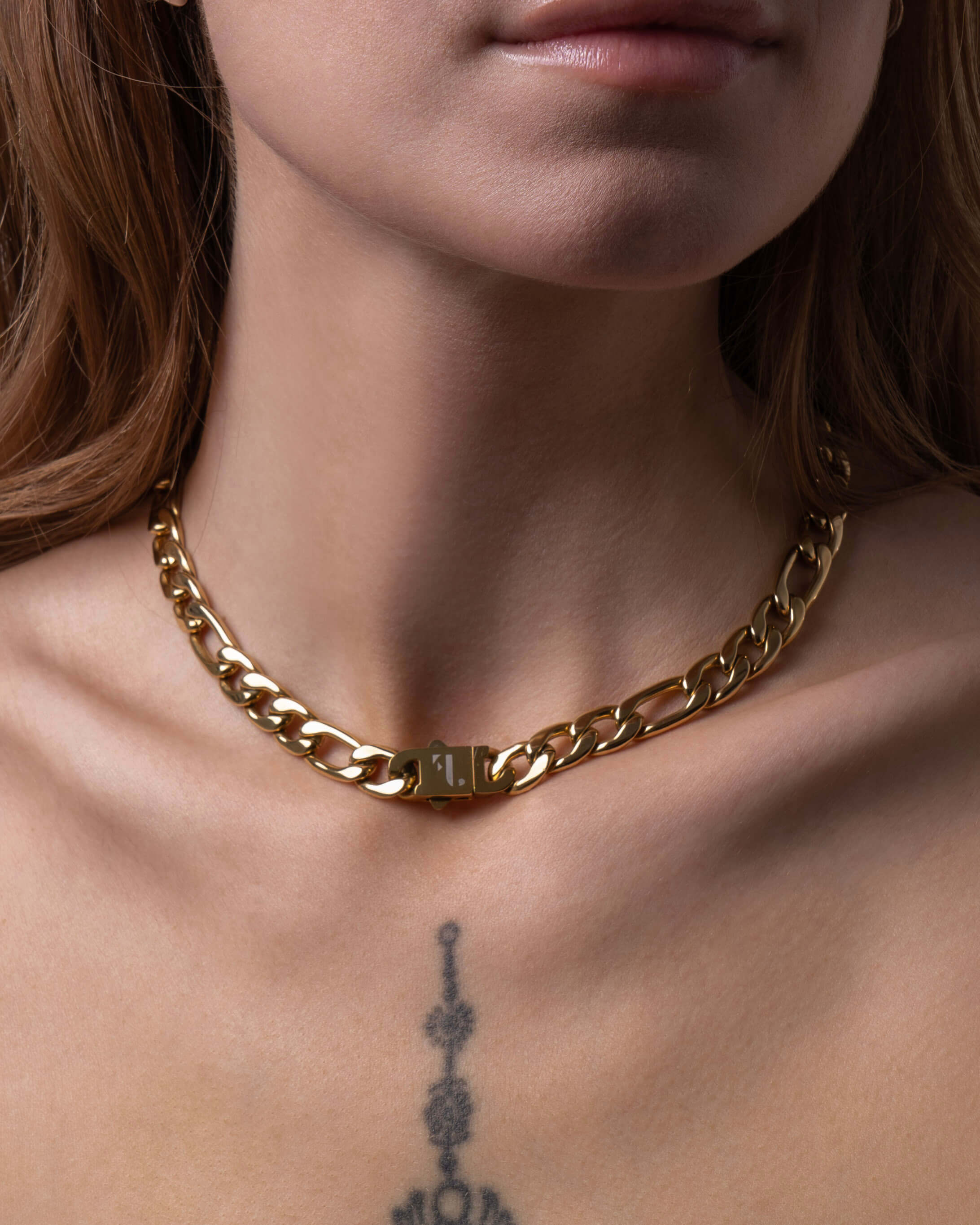 Berg women's necklace by Five Jwlry, featuring a bold 9mm smooth figaro chain in 14k gold, made from water-resistant 316L stainless steel. Offered in sizes 45cm and 50cm. Hypoallergenic with a 2-year warranty.