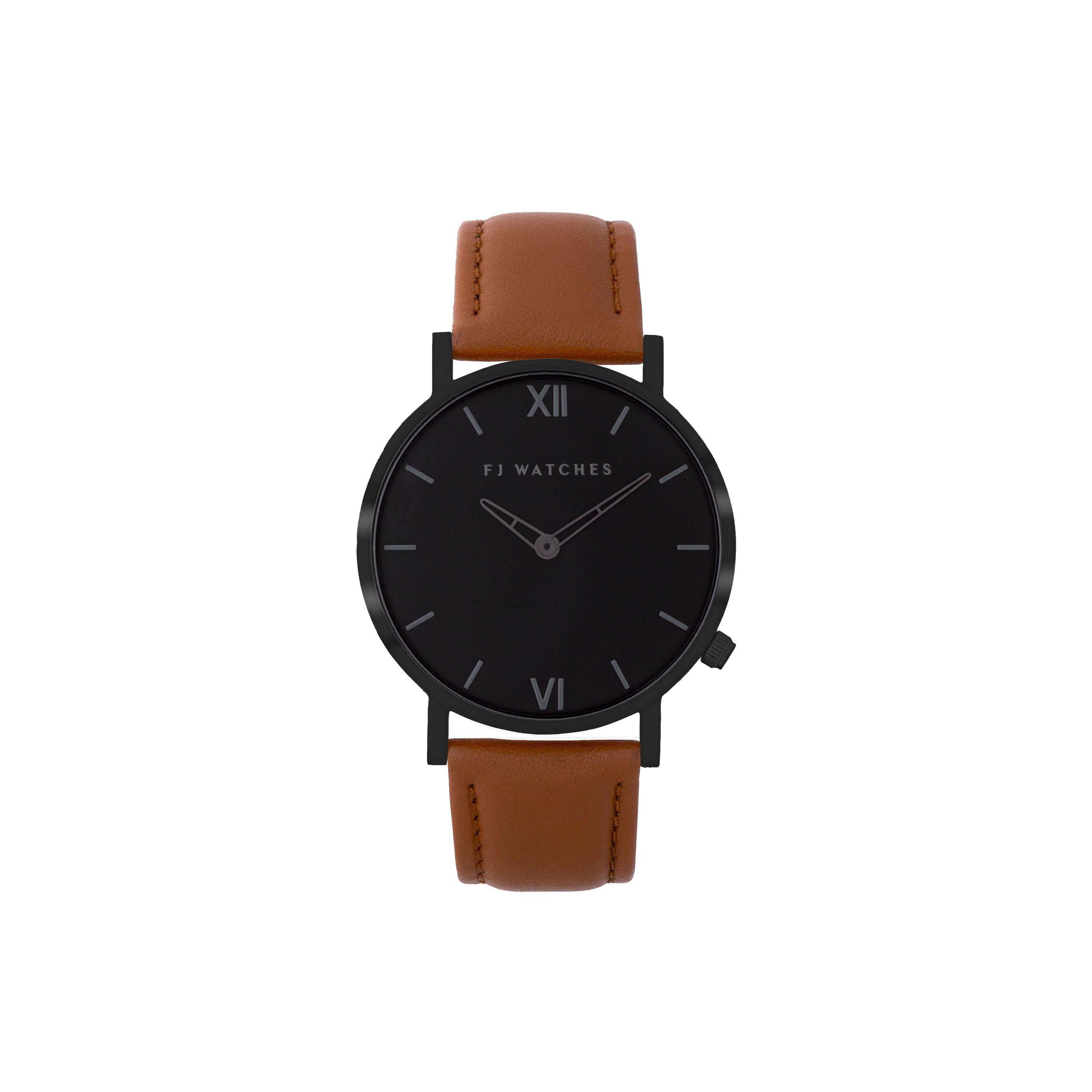 Discover Dark moon, a watch from Five Jwlry for men with an all-black 42 mm dial. This one is offered with a wide variety of leather colors, such as olive green, tan or black!