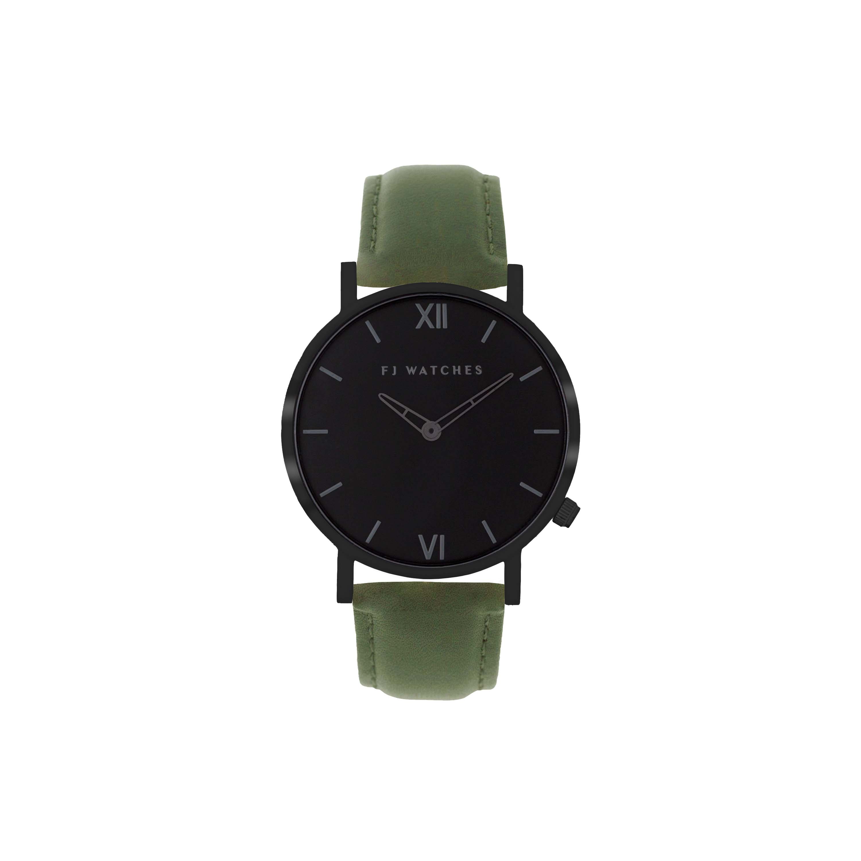 Discover Dark moon, a watch from Five Jwlry for men with an all-black 42 mm dial. This one is offered with a wide variety of leather colors, such as olive green, tan or black!