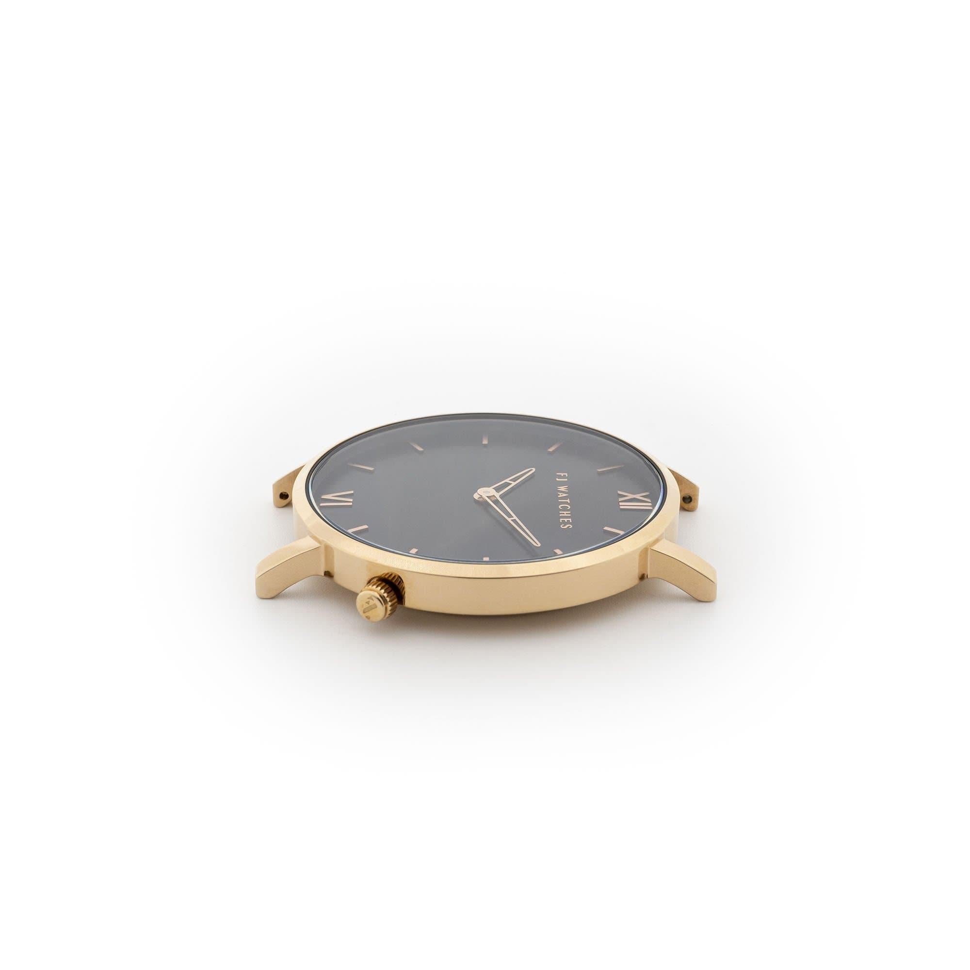 Discover Golden moon, a 42 mm men's watch from Five Jwlry with a black and rose gold dial. This one can be paired with a wide variety of leather colors, such as black, red, navy blue, gray, tan, brown and olive green!