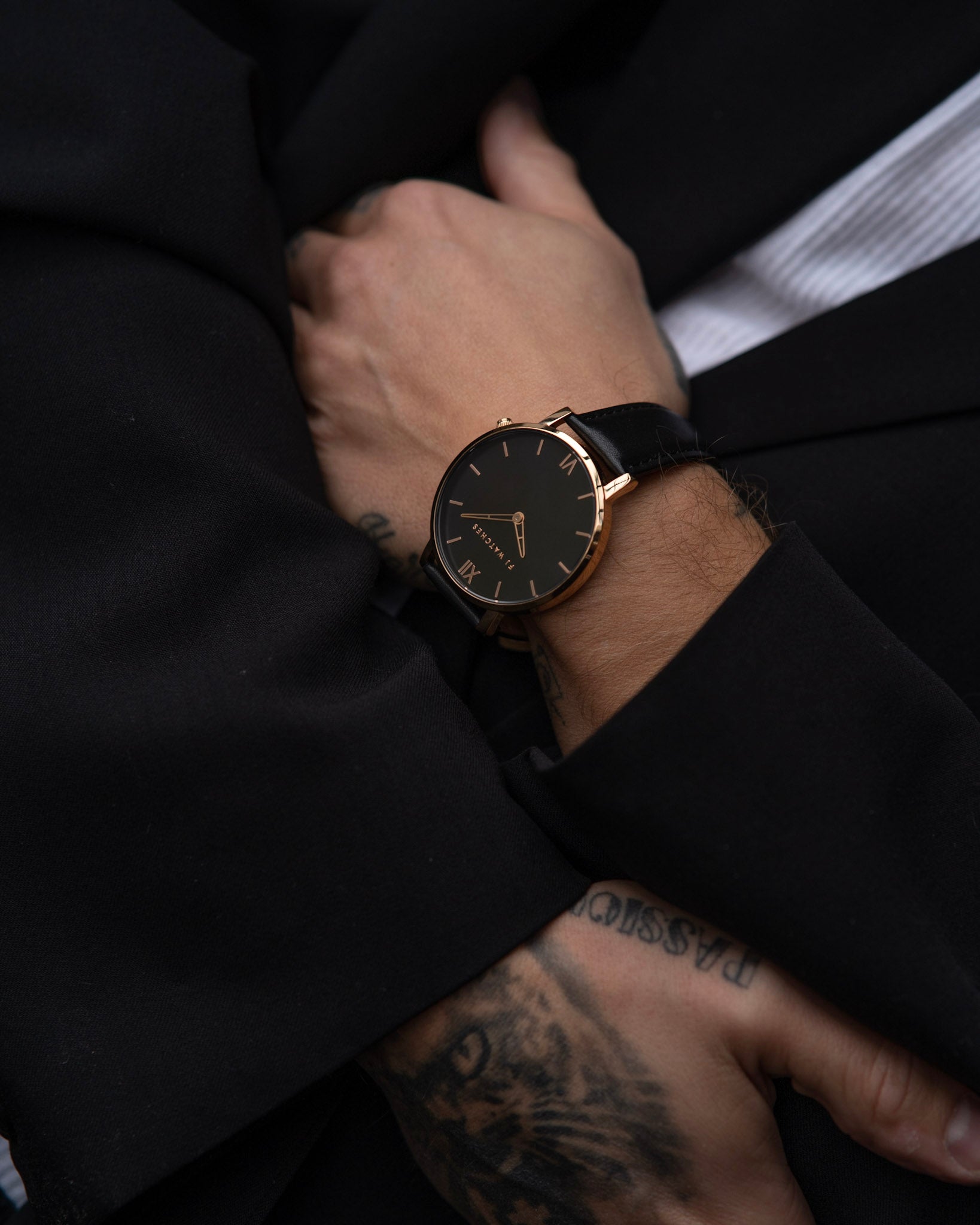 Discover Golden moon, a 42 mm men's watch from Five Jwlry with a black and rose gold dial. This one can be paired with a wide variety of leather colors, such as black, red, navy blue, gray, tan, brown and olive green!