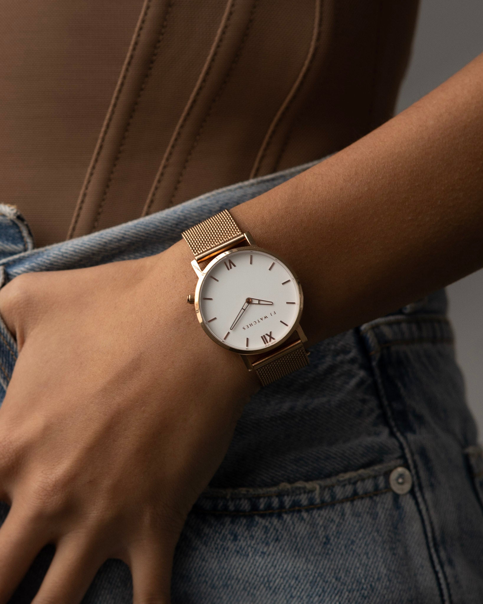Discover Golden Sun, a 36 mm women's watch from Five Jwlry with a white and rose gold dial. This one can be paired with a rose gold or black mesh band!