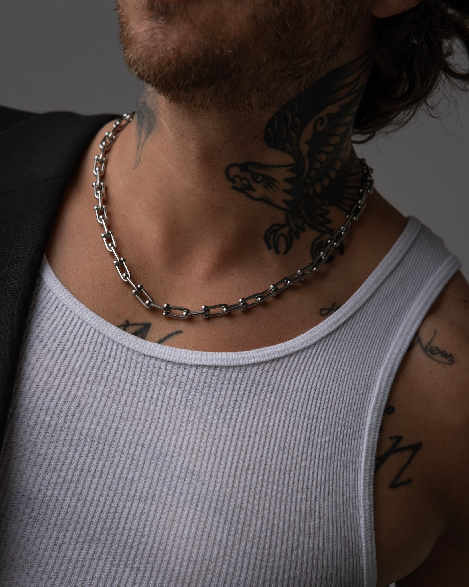 Sepik men's necklace by Five Jwlry, designed with a 5mm U-shape horseshoe buckle chain in silver-colored, water-resistant 316L stainless steel. Available in sizes 45cm and 50cm. Hypoallergenic with a 2-year warranty.