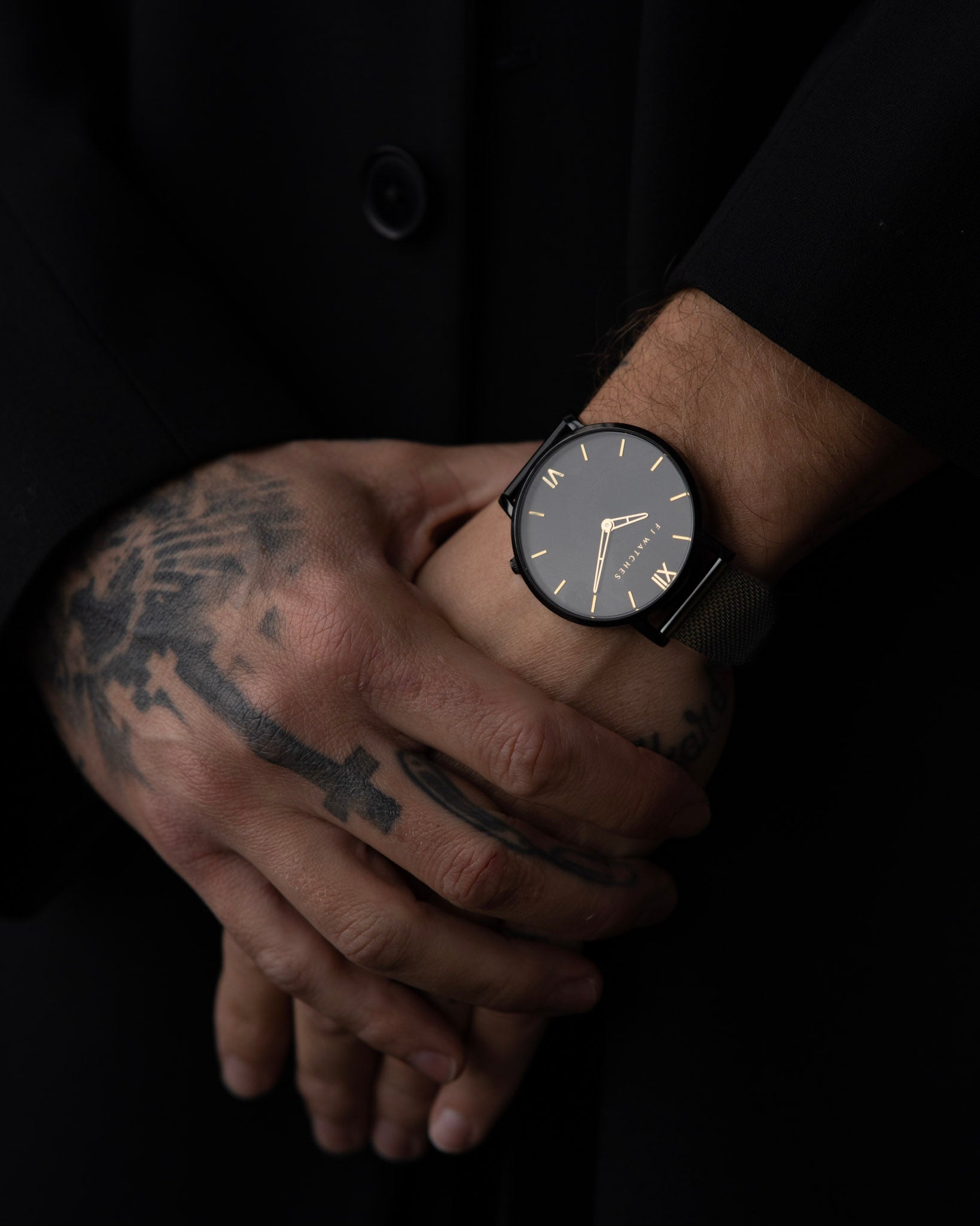 Discover Oro moon, a 42mm men's watch signed Five Jwlry with an all-black dial and gold hands. This one can be paired with a gold or black mesh bracelet!
