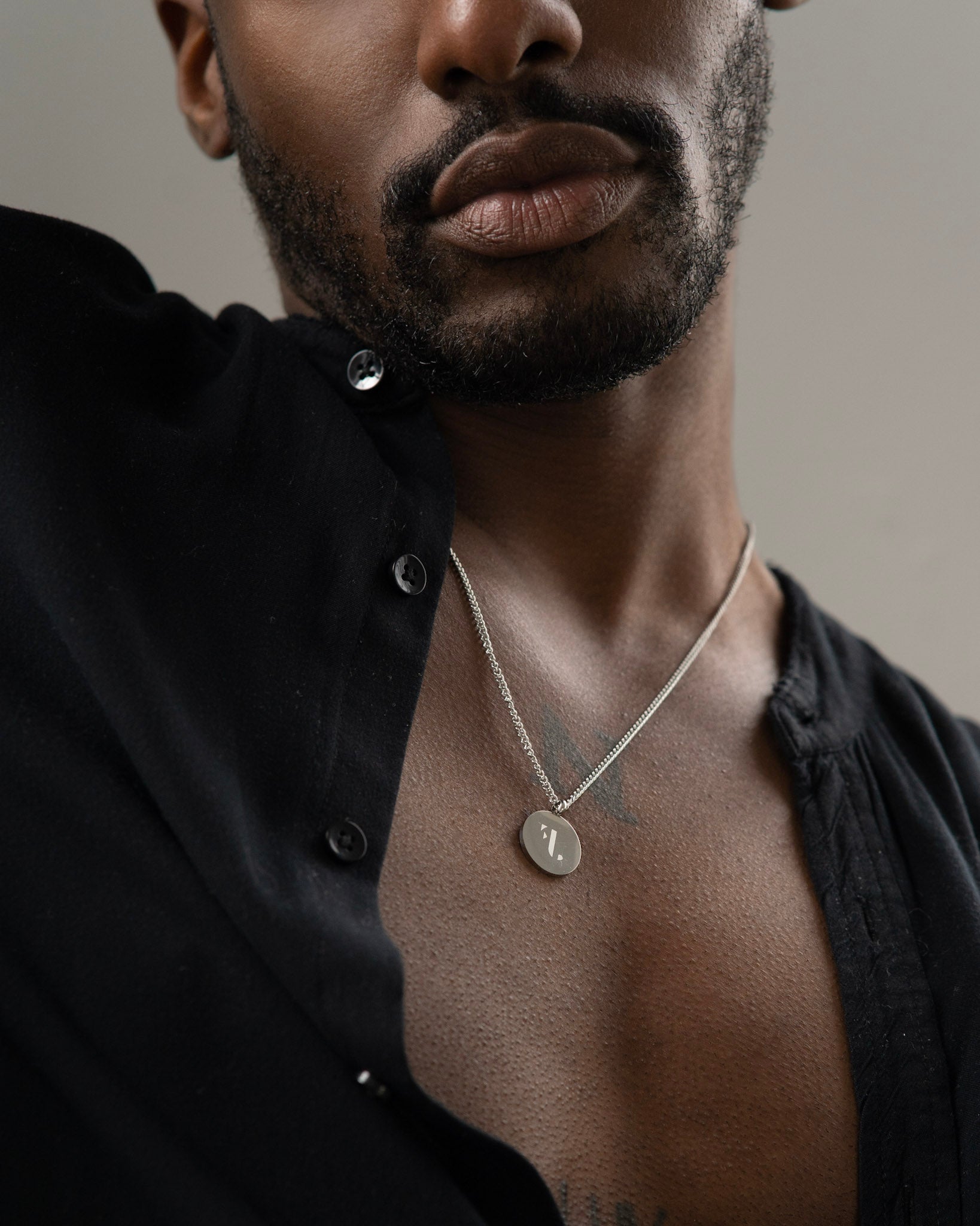 FJ Watches Five jwlry jewelry bijou jewel pendant pendentif cuban link maillon cubain necklace collier acier inoxydable stainless steel round oval rond cercle engraved gravé men homme silver argent montreal canada design water proof resistant eau chain chaine thin