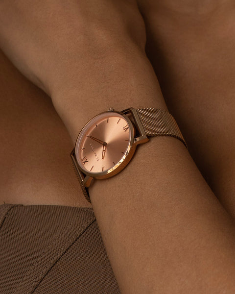 Discover Sunset, a 36mm women's watch all in rose gold signed Five Jwlry. This one is accompanied by a rose gold mesh bracelet!