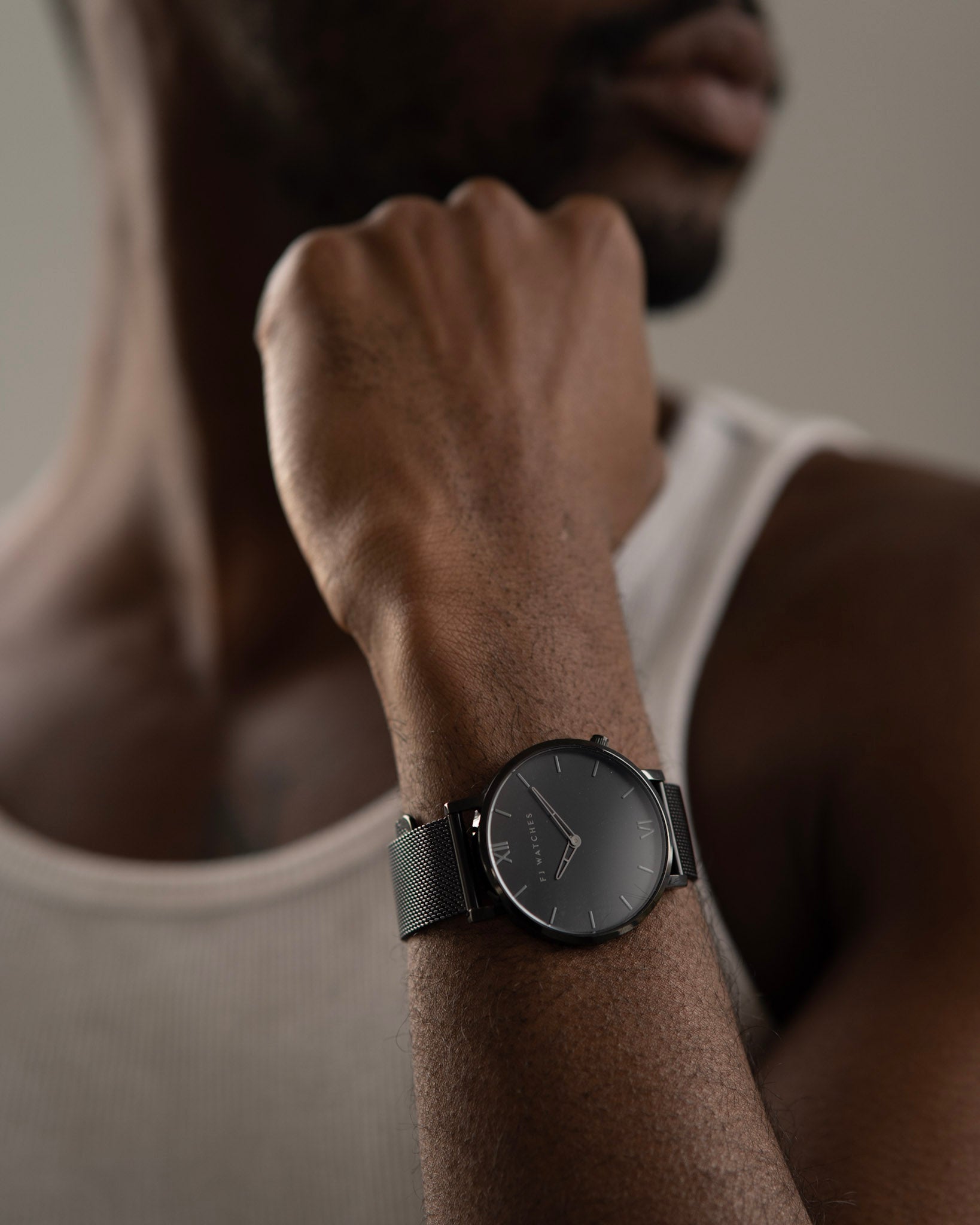 Discover Dark moon, a watch from Five Jwlry for men with an all black dial of 42 mm. This one comes with a very comfortable black mesh bracelet!