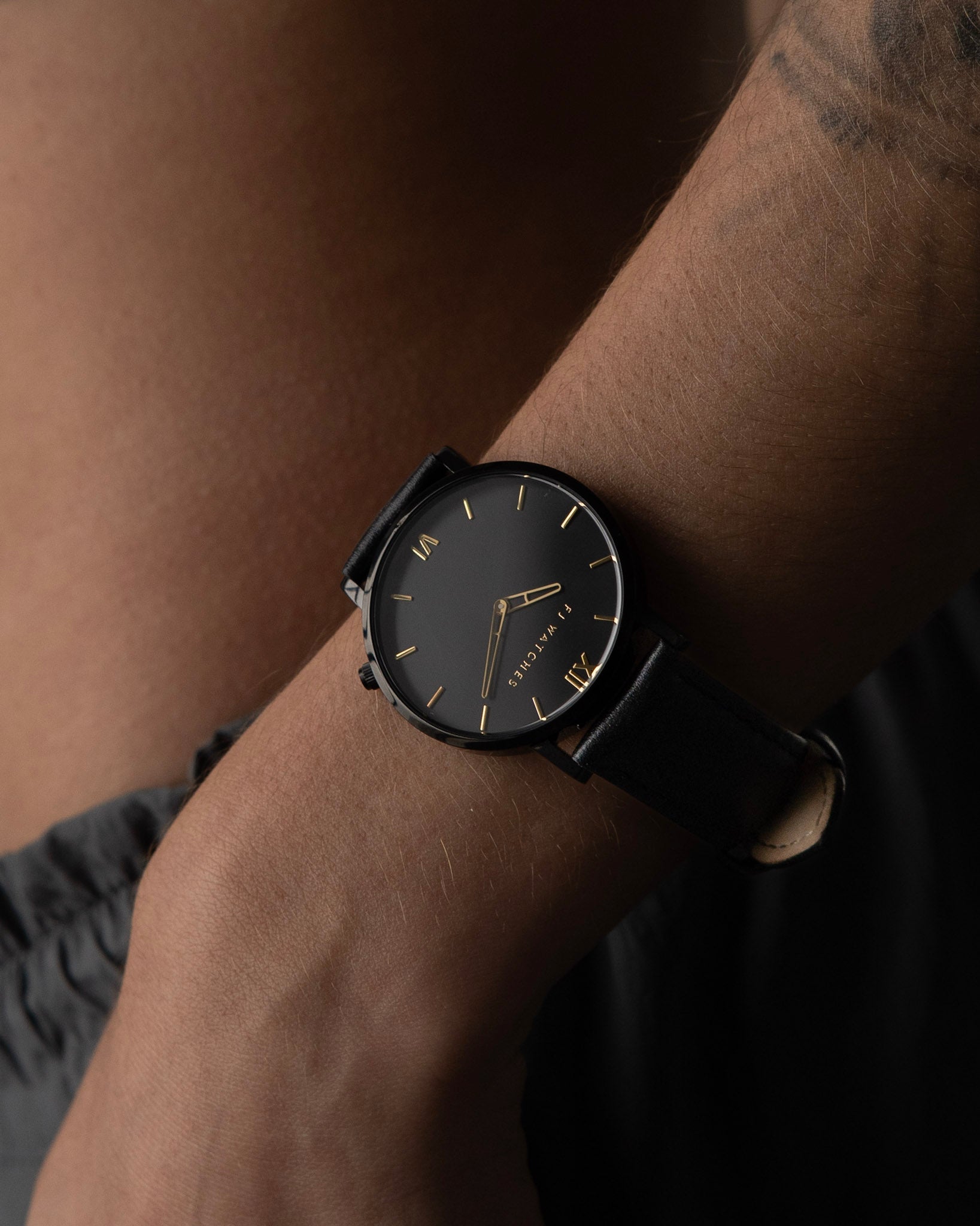 Discover Oro moon, a 36mm women's watch signed Five Jwlry with an all-black dial and gold hands. This one comes with a genuine black leather strap!