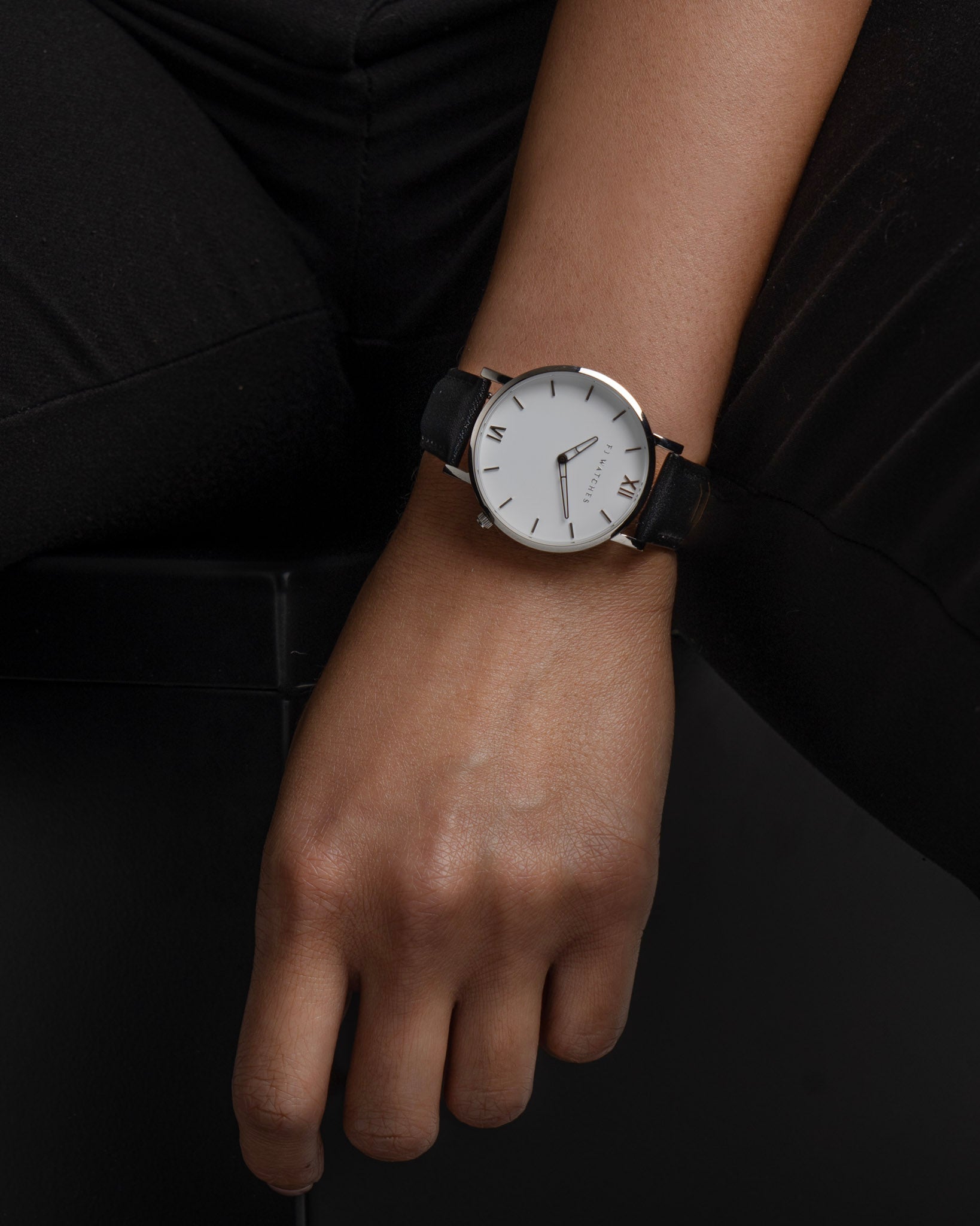 Discover Silver sun, a 36mm women's watch from Five Jwlry with a white and silver dial. This one can be paired with a wide variety of leather colors, such as black, white, pink, red, blue, gray, tan, brown and beige!