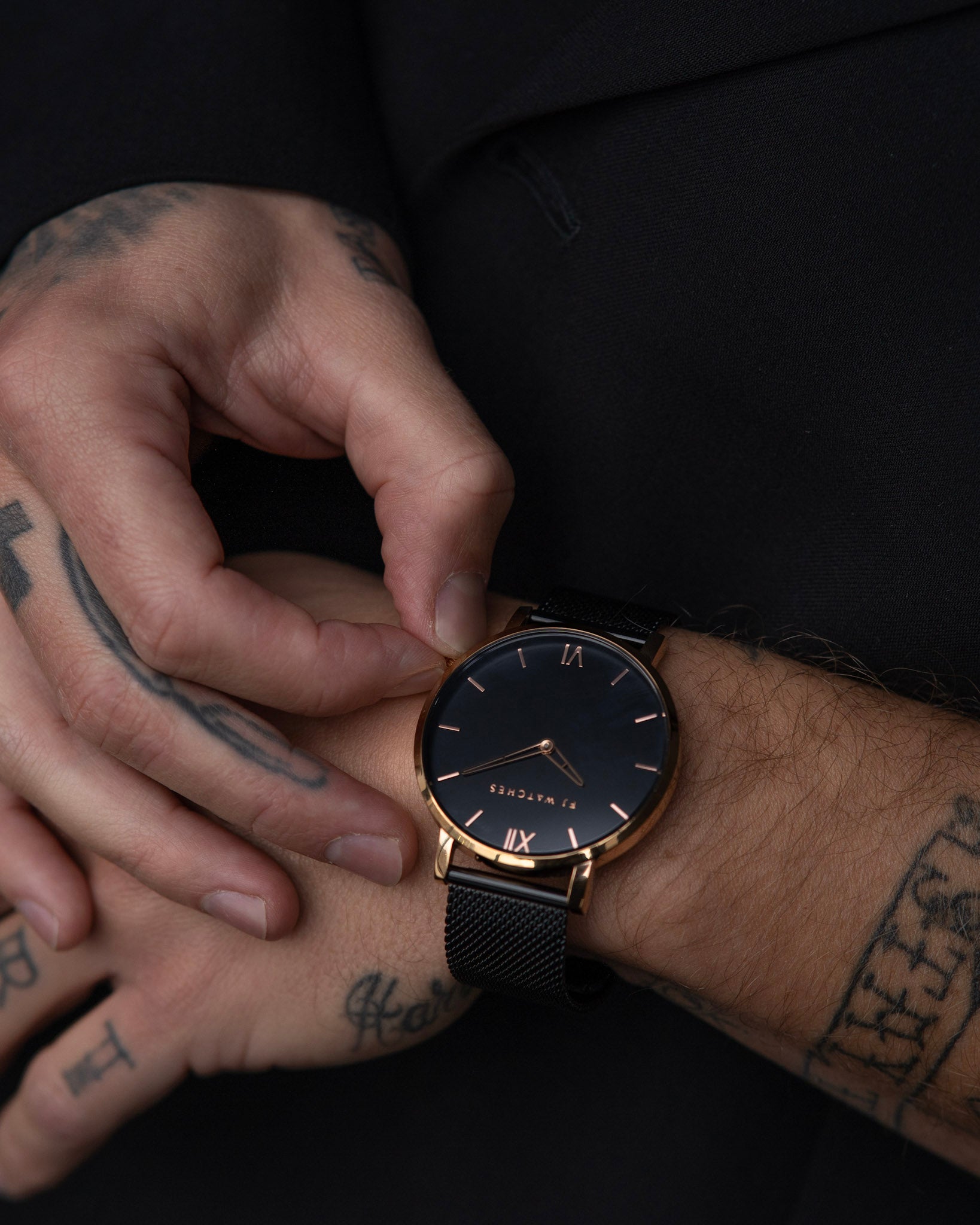 Discover Golden moon, a 36 mm men's watch from Five Jwlry with a black and rose gold dial. This one comes with a black mesh bracelet!