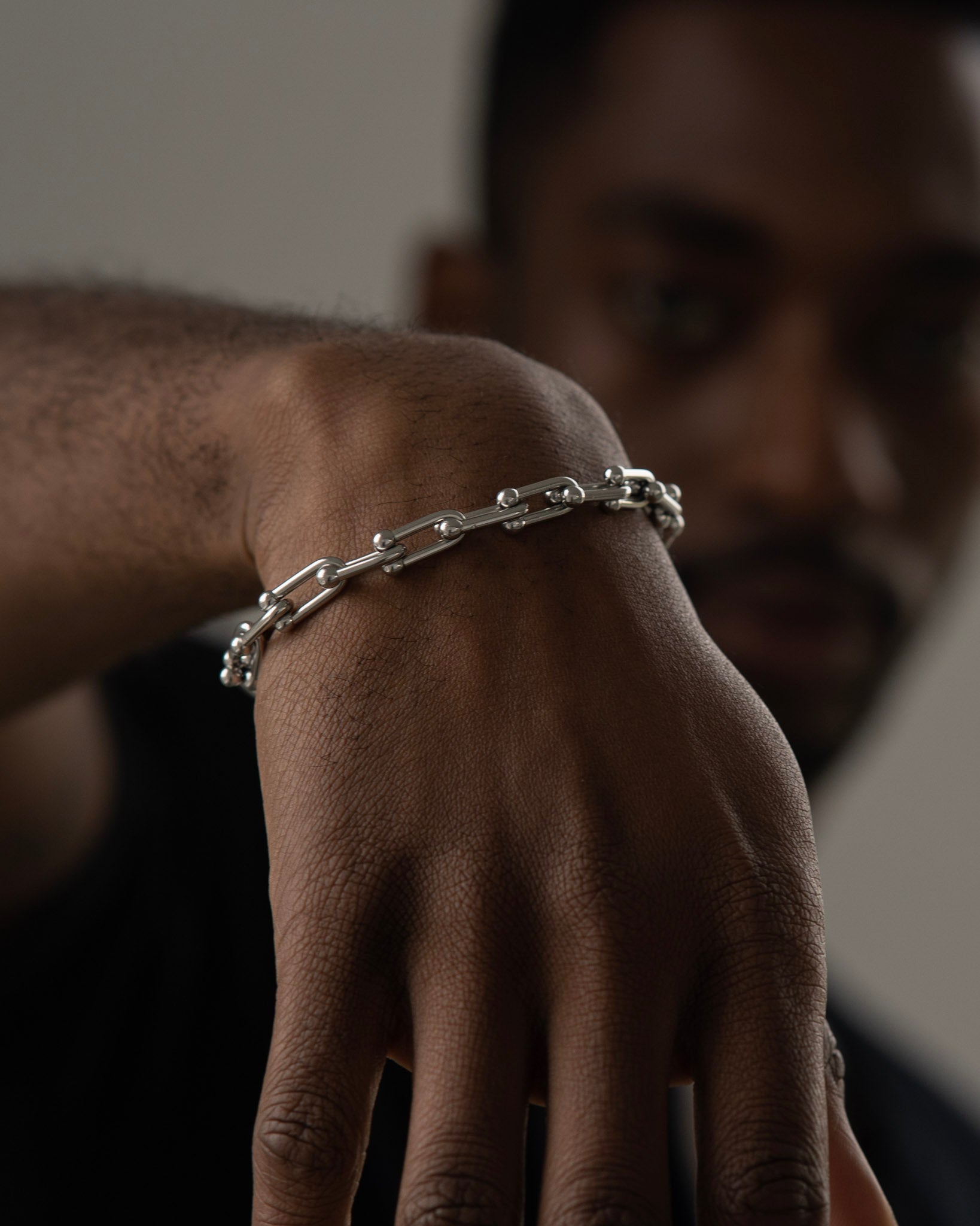 Sepik men's bracelet by Five Jwlry, designed with a 5mm U-shape horseshoe buckle chain in silver-colored, water-resistant 316L stainless steel. Available in sizes 20cm and 23cm. Hypoallergenic with a 2-year warranty.