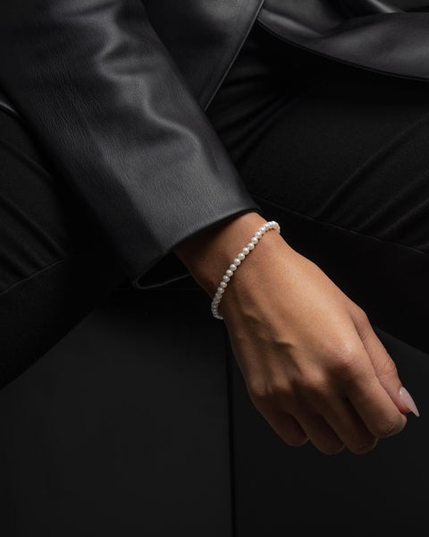 Baby Var women's bracelet by Five Jwlry, designed with 4mm white glass bead pearls complemented by a gold stainless steel buckle. Adjustable in size from 16cm to 20cm with a 4cm extension. Crafted from water-resistant 316L stainless steel. Hypoallergenic with a 2-year warranty