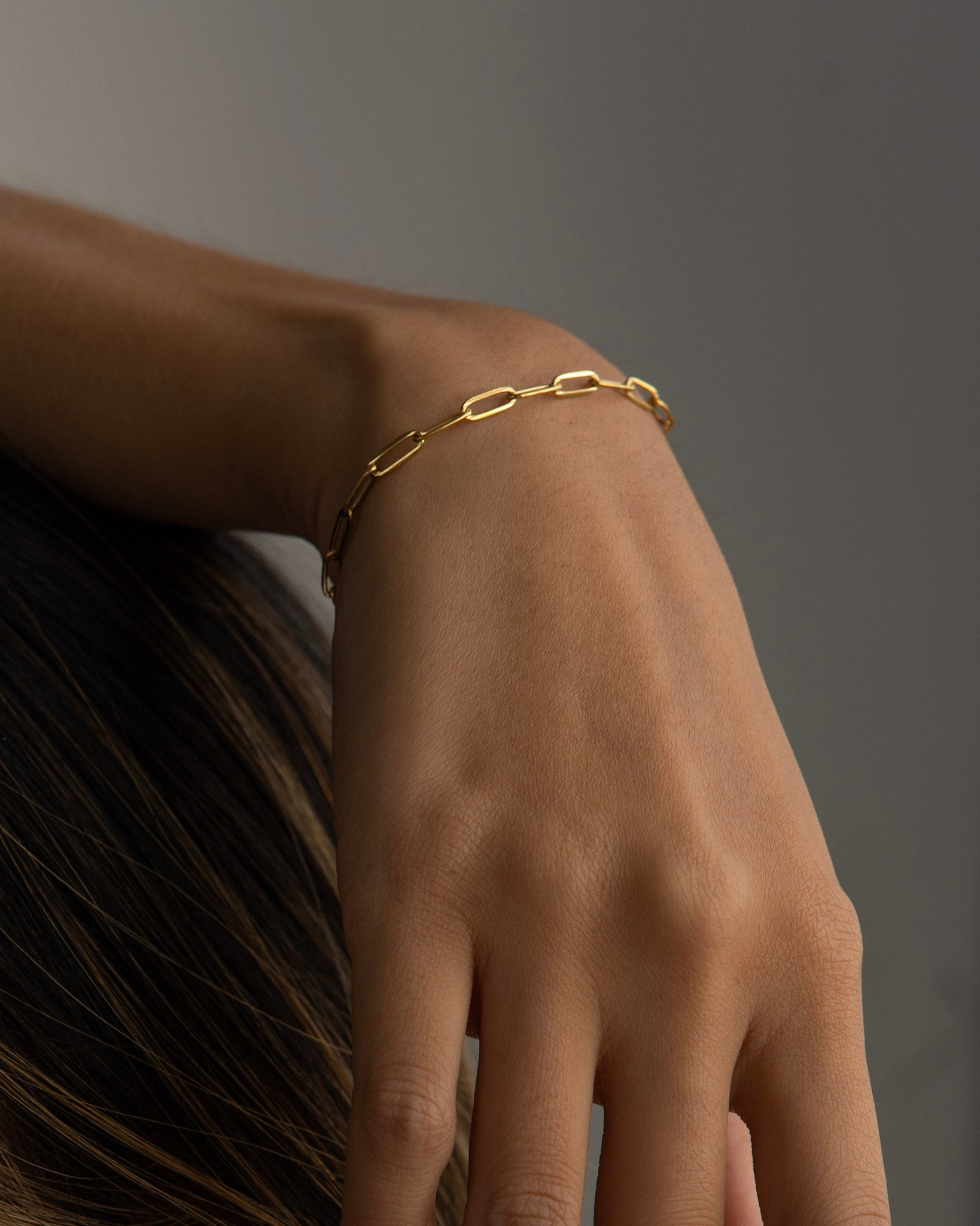 Maritsa women's bracelet by Five Jwlry, crafted from a 3mm paperclip chain in gold-colored, water-resistant 316L stainless steel. Available in size 16cm with a 4cm extension. Hypoallergenic with a 2-year warranty.