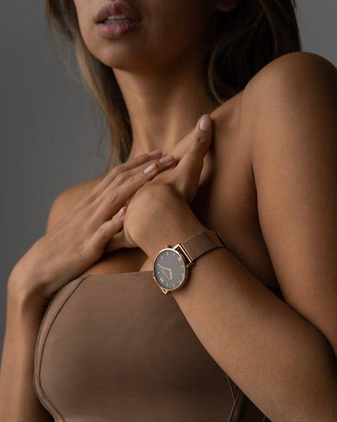 Discover Golden moon, a 36 mm women's watch from Five Jwlry with a black and rose gold dial. This one can be paired with a rose gold or black mesh bracelet!