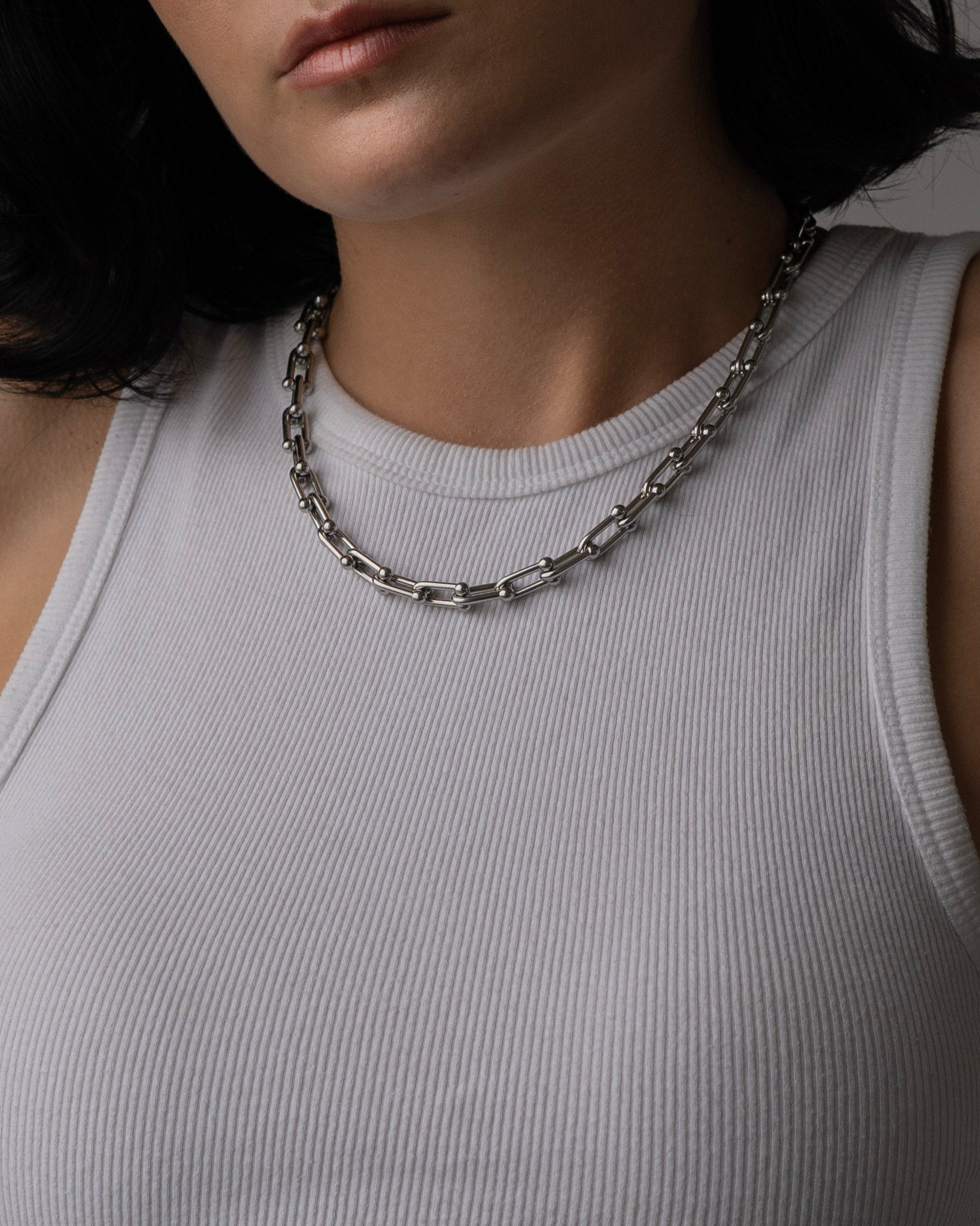Sepik women's necklace by Five Jwlry, designed with a 5mm U-shape horseshoe buckle chain in silver-colored, water-resistant 316L stainless steel. Available in sizes 45cm and 50cm. Hypoallergenic with a 2-year warranty.