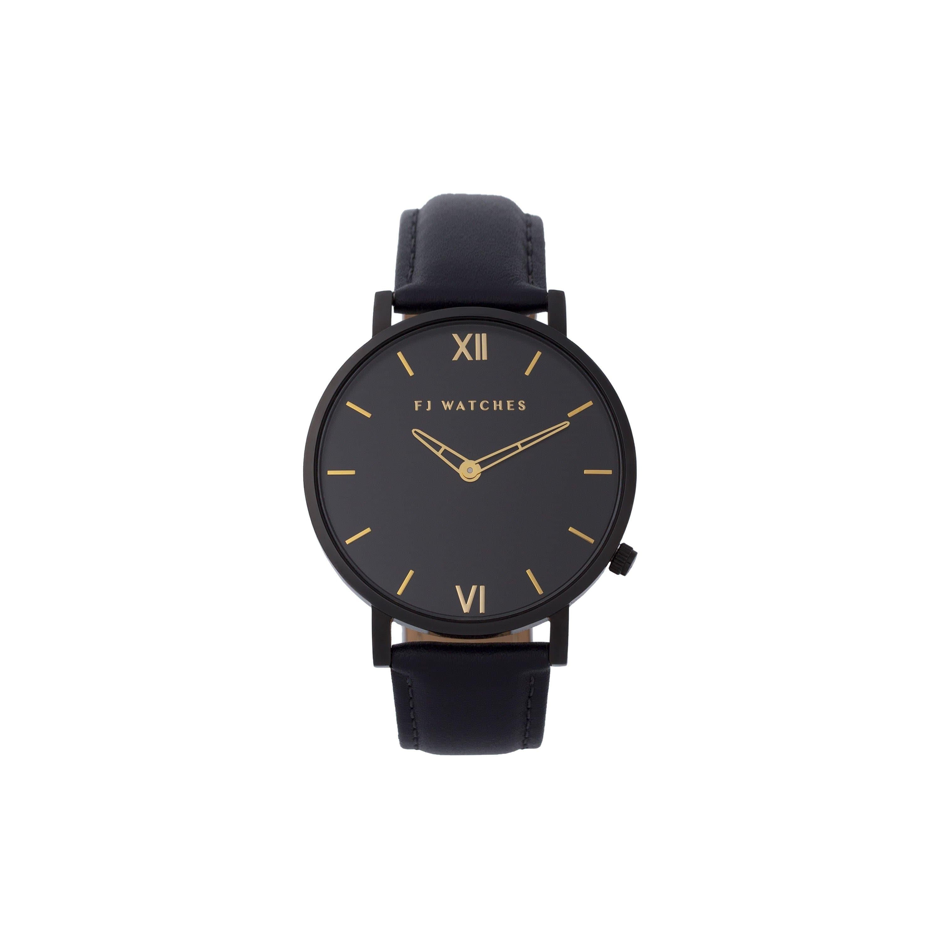 Discover Oro moon, a 42mm men's watch signed Five Jwlry with an all-black dial and gold hands. This one can be paired with a black, navy blue or olive green leather bracelet!