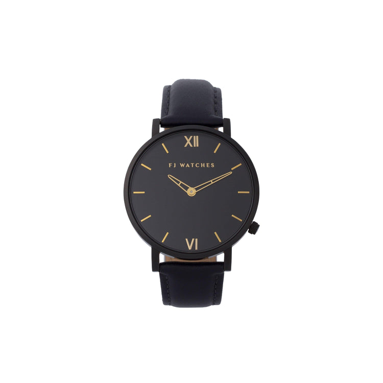 Discover Oro moon, a 36mm women's watch signed Five Jwlry with an all-black dial and gold hands. This one comes with a genuine black leather strap!